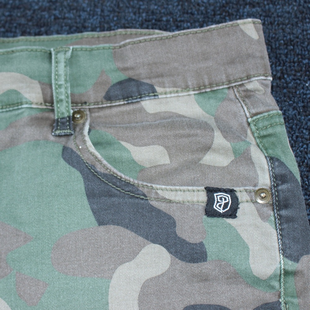 Born Primitive Jorts Mens Large Green Camo 8" Denim Cutoff Shorts Raw Hem - Picture 8 of 14